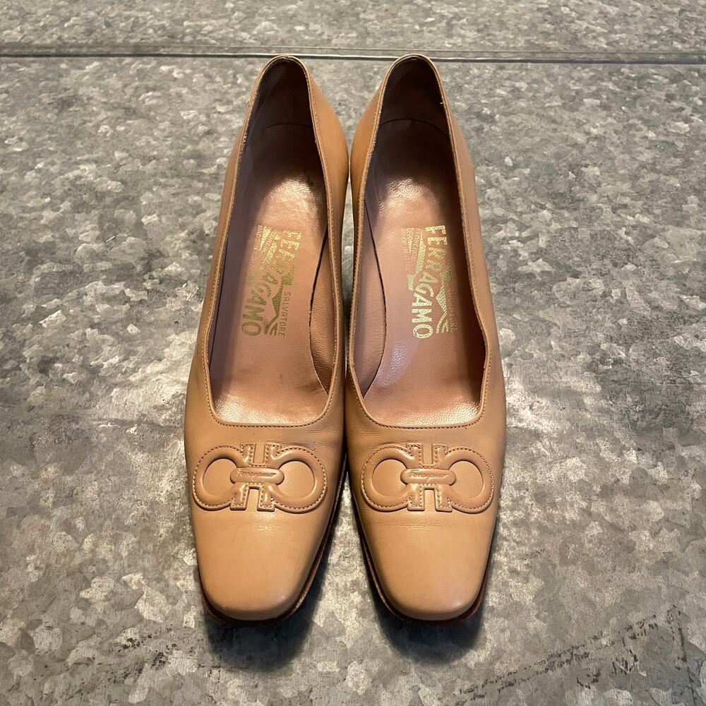 Vintage Salvatore Ferragamo Square Toe Heels 7.5 Italy Made Nude Beige Tan Logo - Picture 2 of 12